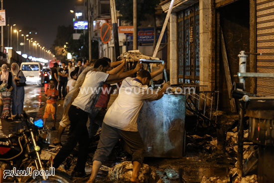 العمال يزيلون آثار الحريق -اليوم السابع -6 -2015